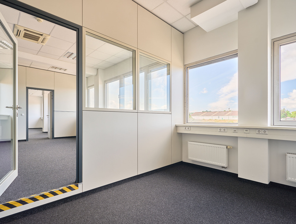 Thumbnail-Helles & klimatisiertes Büro 46,82 m² ab sofort verfügbar in Öhringen, auf Wunsch möbeliert