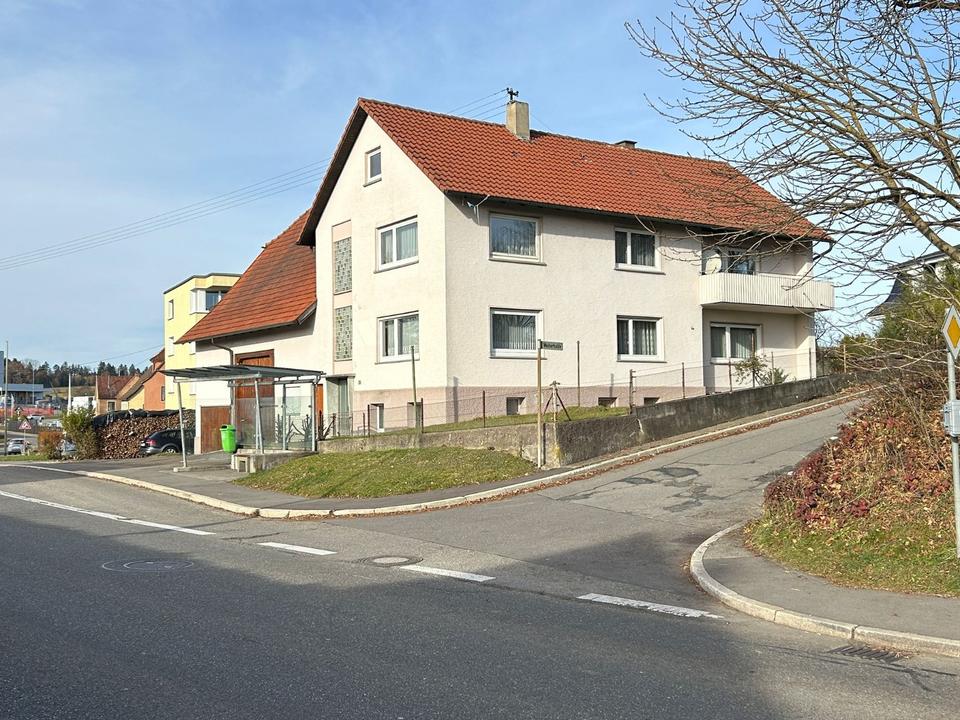 Thumbnail-Großzügiges Wohnhaus mit Ökonomieteil, Schuppen und Garagen