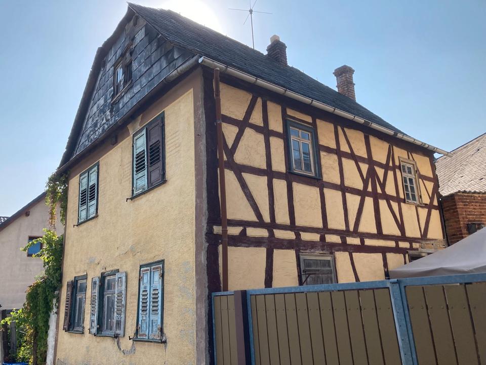 Thumbnail-Sanierungsobjekt mit Potenzial – Historisches Wohnhaus für Vision