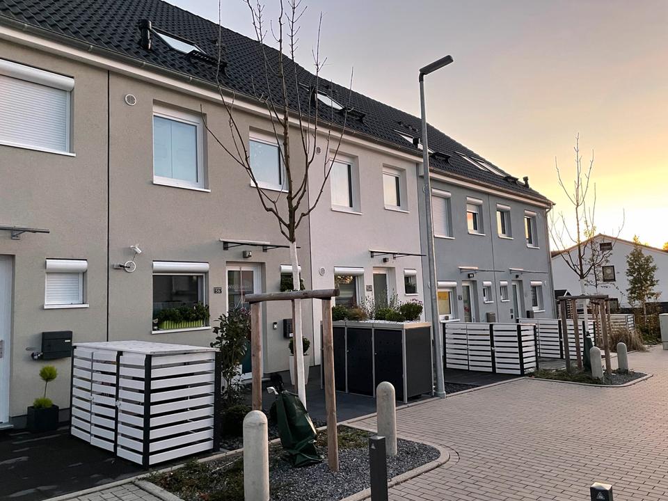 Thumbnail-Privat: Modernes Reihenhaus mit 5 Zimmern, Sonniger Wintergarten