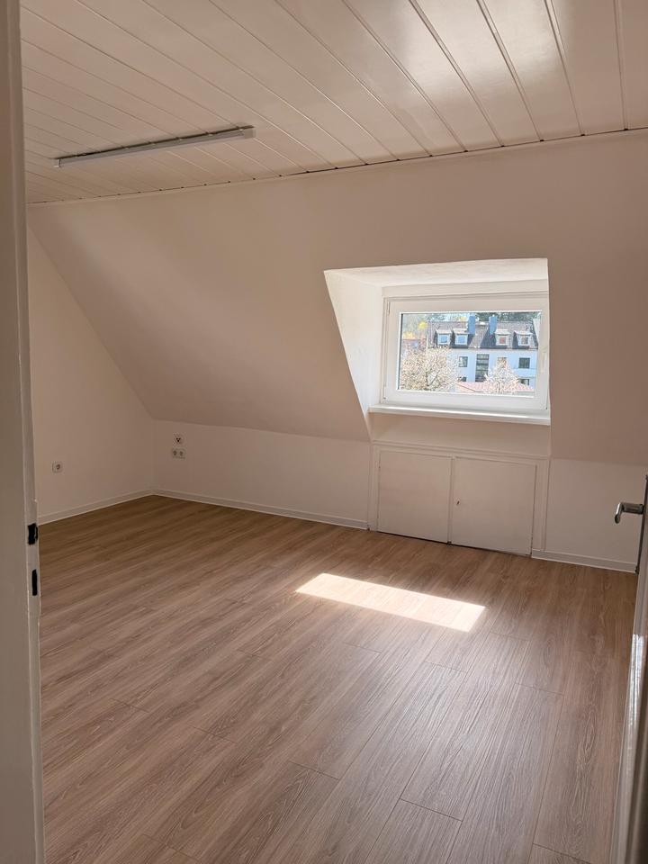 Thumbnail-Neu renovierte zwei Zimmer Wohnung im Dachgeschoss zu vermieten