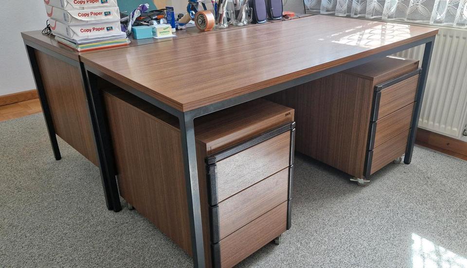 Thumbnail-Bürotisch und Container