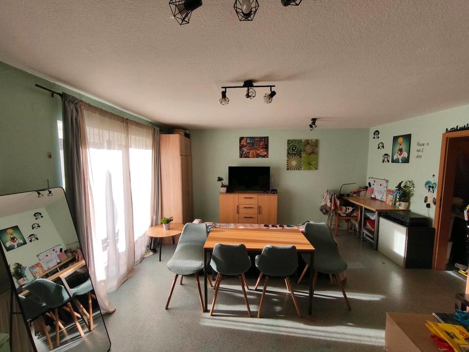 Thumbnail-Helle 2-Zimmer-Wohnung mit Balkon und offener Küche – 650 € warm