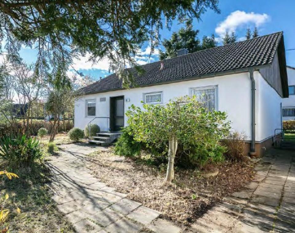 Thumbnail-Freistehendes Einfamilienhaus mit 930 qm Grundstück