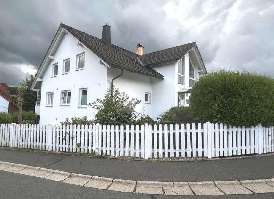Thumbnail-Exklusive renovierte 4,5-Zi-Mietwohnung mit EBK, 2 Balkone, Studio & Garage - in ruhiger TOPLAGE