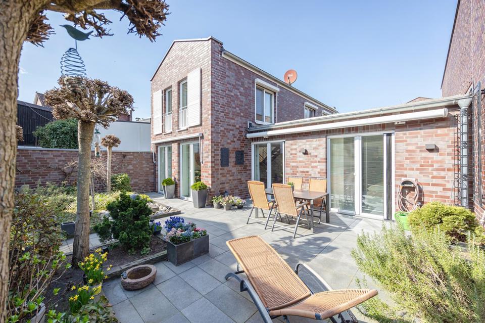 Thumbnail-Einfamilienendhaus mit kleinem Terrassengarten