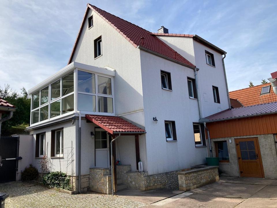 Thumbnail-Modernisiertes Einfamilienhaus mit Wintergarten und Nebengebäuden
