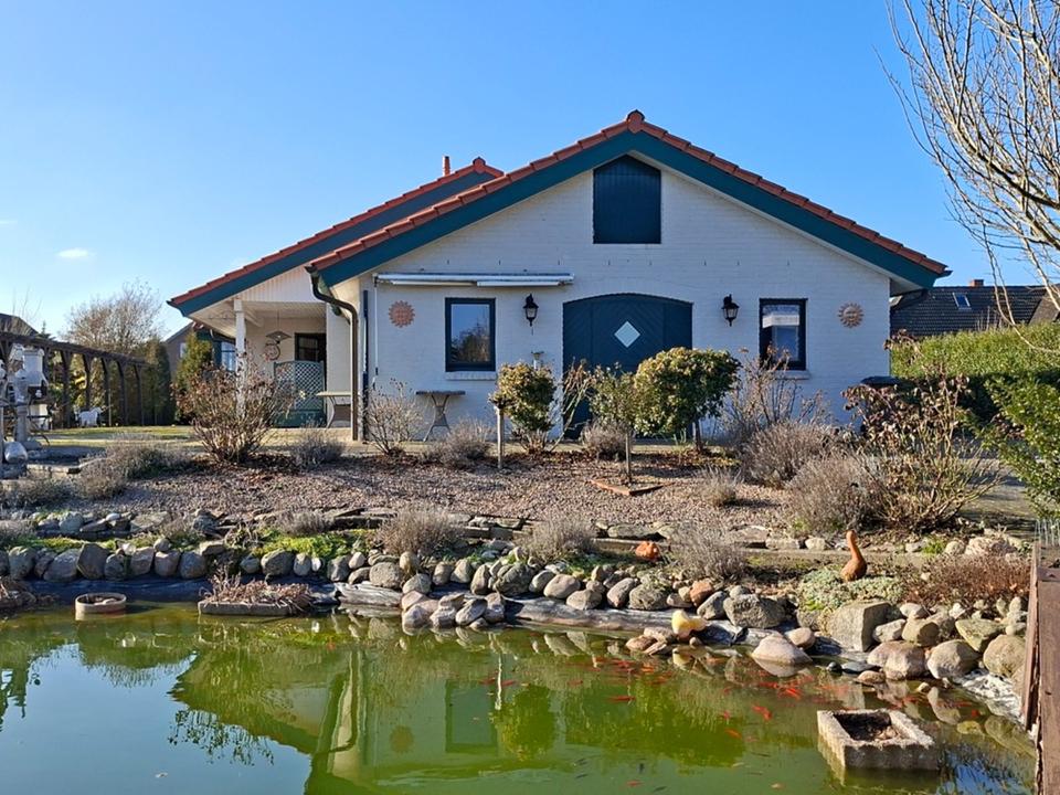 Thumbnail-Bungalow mit Carport und idyllischem Traumgarten