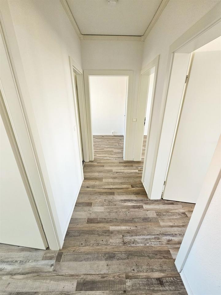 Thumbnail-Charmante 3 Zimmer Wohnung mit verglastem Balkon in Top Lage – modern, hell & mitten im Grünen!