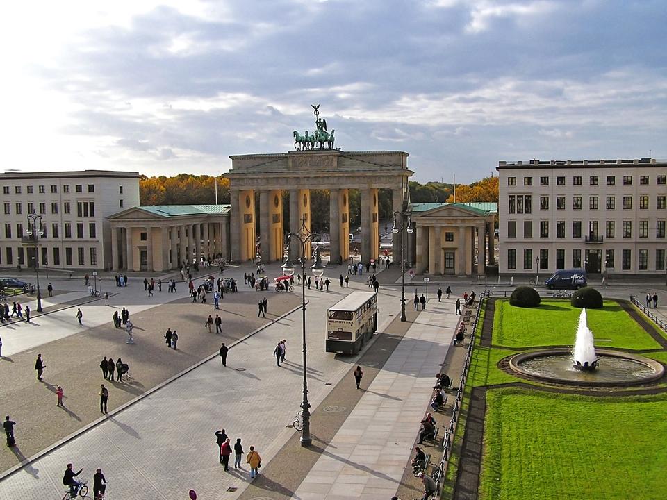 Thumbnail-Wohnungen am Pariser Platz in Berlin. Blick Brandenburger Tor