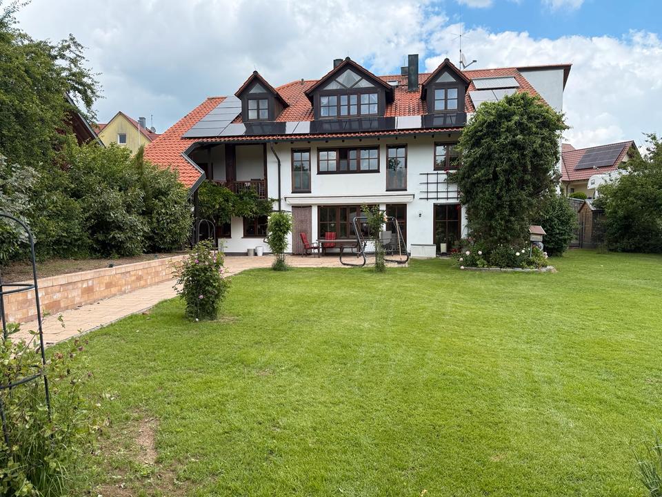 Thumbnail-Mehrgenerationen Haus mit kleinem Bach hinter dem Haus und Wiese