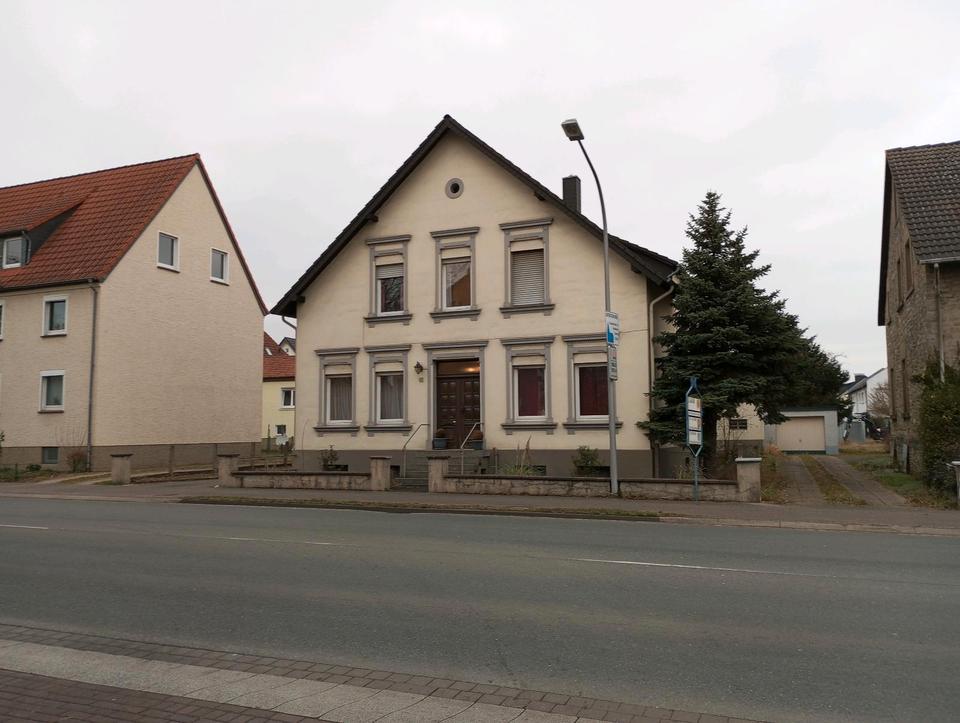 Thumbnail-Großzügiges Zweifamilienhaus inkl Garten Garagen und Grillhütte