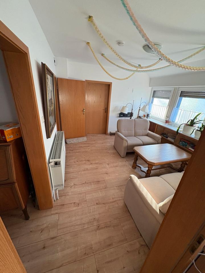 Thumbnail-Schöne 3 Zimmer Dachgeschosswohnung im Zweifamilienhaus