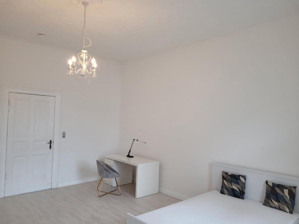 Thumbnail-Grosses Altlbau-WG-Zimmer mit Balkon und komplett möbliert