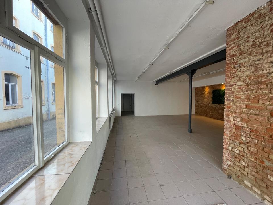 Thumbnail-Gewerbegebäude mit 344 m² PKW befahrbar + 32A + WC Anlage