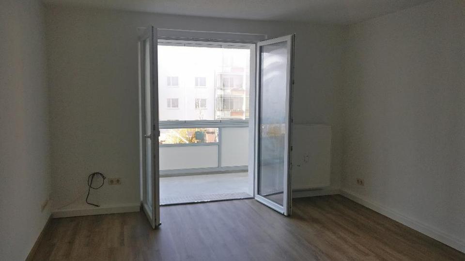Thumbnail-3-RWE, 1.OG, Etagenheizung, Balkon mit Schieberverglasung - Goethestr.
