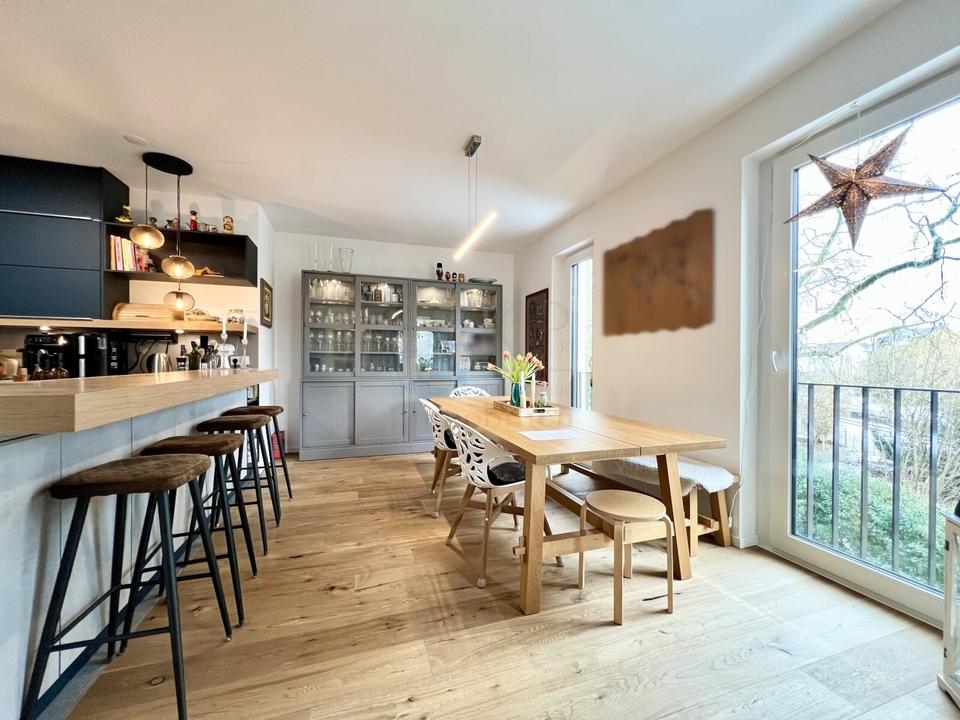 Thumbnail-Kriftel: Elegante 4-Zimmer-Wohnung mit 2 Bädern, Balkon mit Glasgardinen und Aufzug