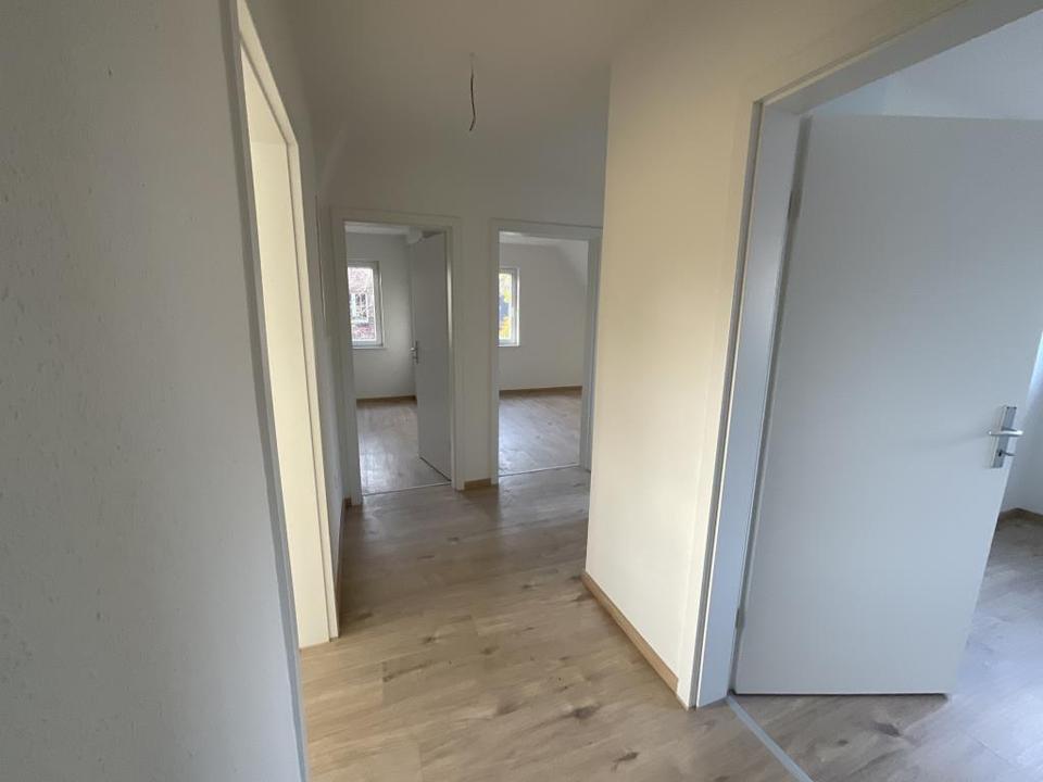 Thumbnail-Frisch sanierte 3-Zimmer-Wohnung im Dachgeschoss mit Wanne in Wilhelmshaven City