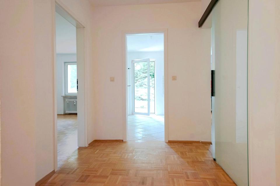 Thumbnail-Gepflegte 2-Zimmer-Erdgeschosswohnung mit Einbauküche, Terrasse, Gartenzugang & Tiefgarage - München