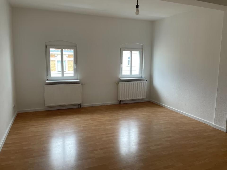 Thumbnail-Große 4-Zimmer Wohnung in zentraler Lage mit Balkon