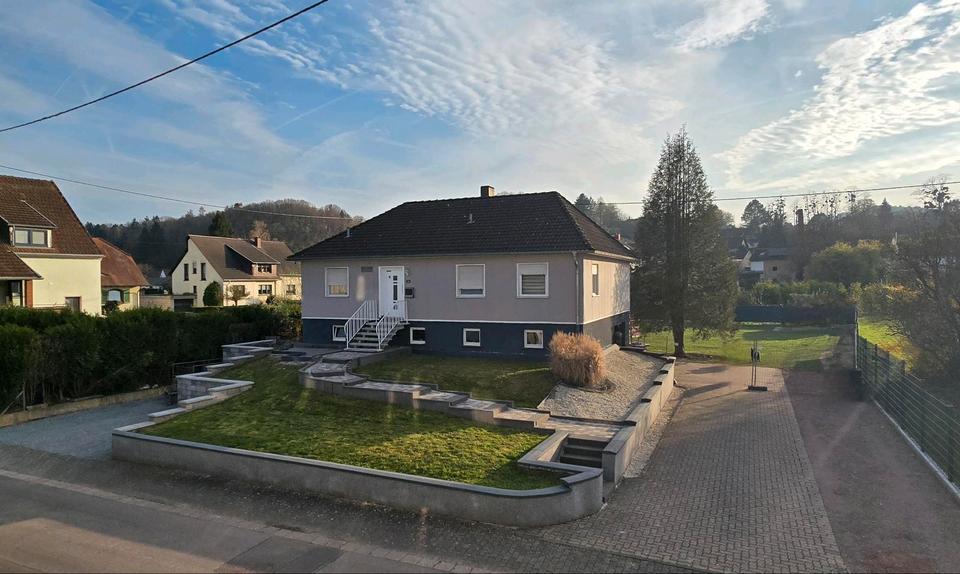 Thumbnail-Moderner freistehender Bungalow mit gr. Grundstück in bester Lage