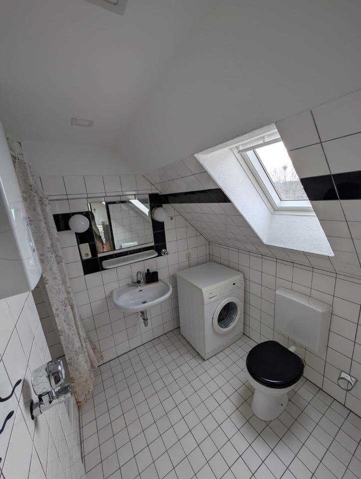 Thumbnail-Single-, Pendler- & Studentenwohnung: Vollmöblierte DG-Wohnung