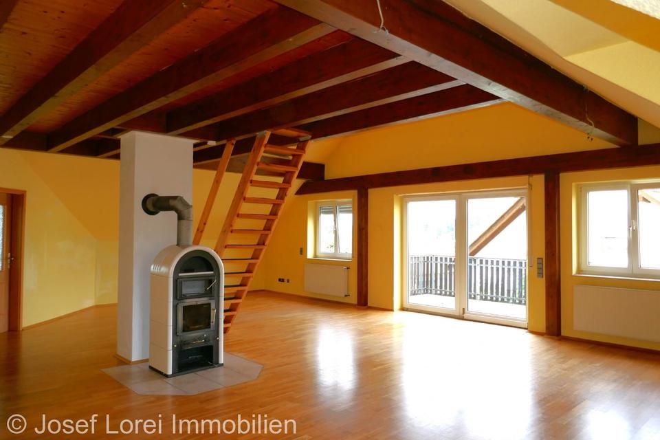 Thumbnail-Große Maisonettenwohnung mit Kaminofen, Balkon und toller Aussicht