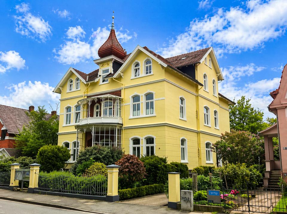 Thumbnail-Tolle 4 Zimmerwohnung mit großem Balkon in denkmalgeschützter Villa im westlichen Kurgebiet