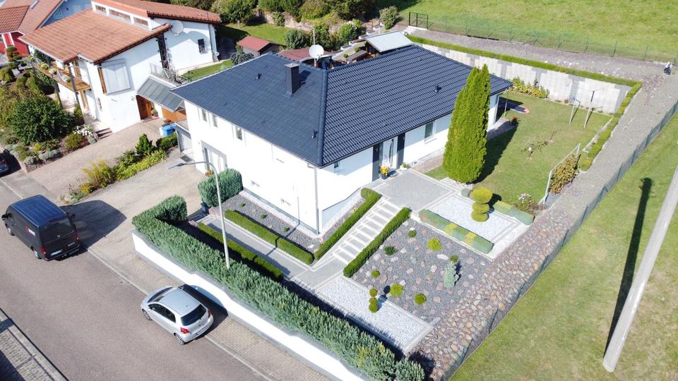 Thumbnail-Großzügiges Einfamilienhaus mit Garage in Nünschweiler, Provision