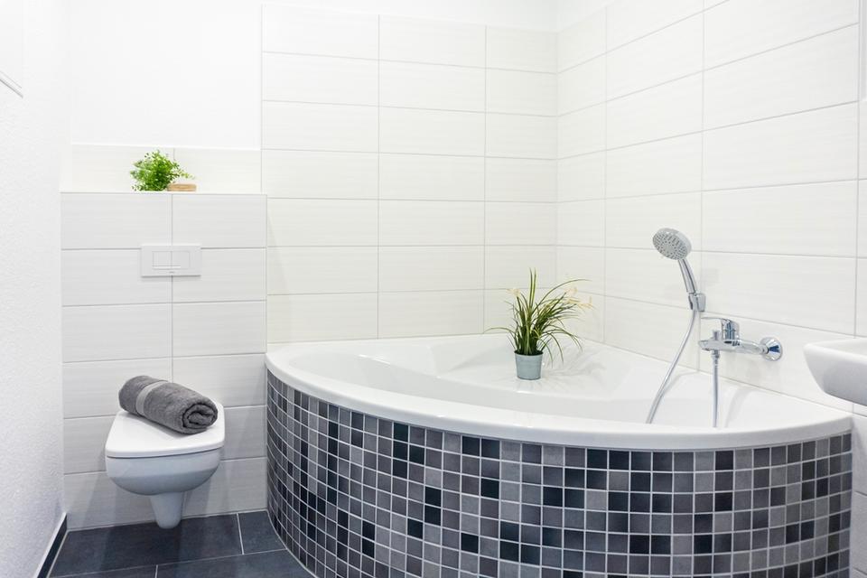 Thumbnail-Wohnhighlight mit Eckbadewanne und offener Wohnküche