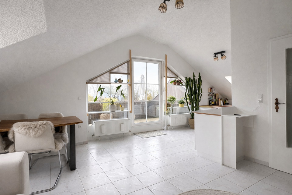 Thumbnail-Helle 2 Zimmer Dachgeschosswohnung | großer Balkon | bezugsfrei