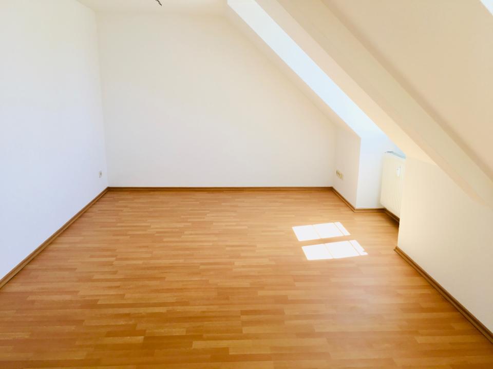 Thumbnail-SEHR SCHÖNE NEU RENOVIERTE 2 ZIMMER RAUM DACHGESCHOSSWOHNUNG!