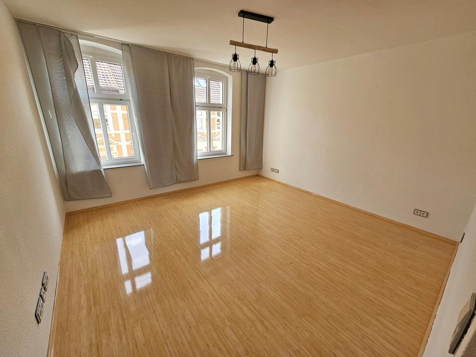 Thumbnail-Schöne 2- Zimmerwohnung mit Fußbodenheizung+Einbauküche+Balkon+Bad mit Badewanne & Dusche+Laminat!
