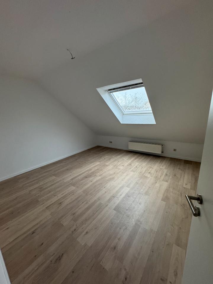 Thumbnail-SLS- Roden, DG mit Klimaanlage ,3 Zi, Bad , Stellplatz