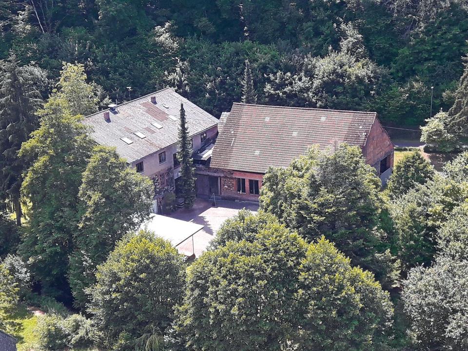 Thumbnail-Gebäude mit industriellem Scharm und parkähnlichem Grundstück