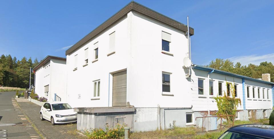 Thumbnail-Lagerhalle mit Rolltor und Laderampe auf Gewerbegelände – Dillenburg