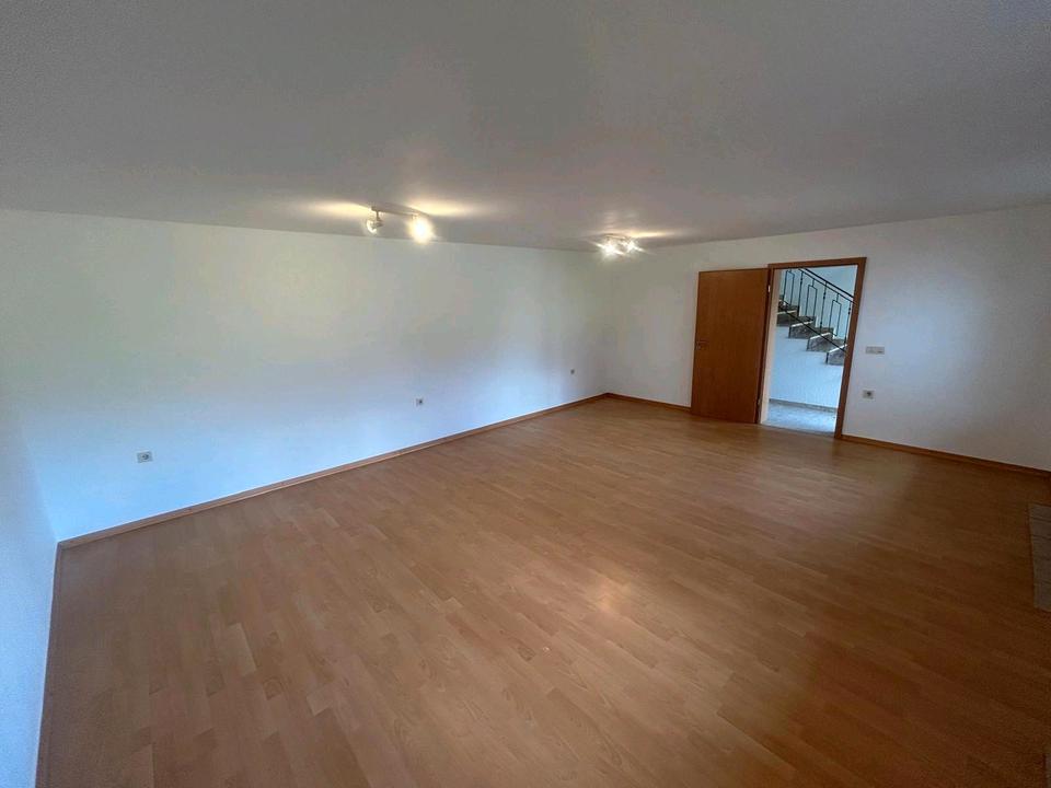 Thumbnail-Großzügige 158m² Wohnung mit Balkon, Garage & riesigem Wohnzimmer