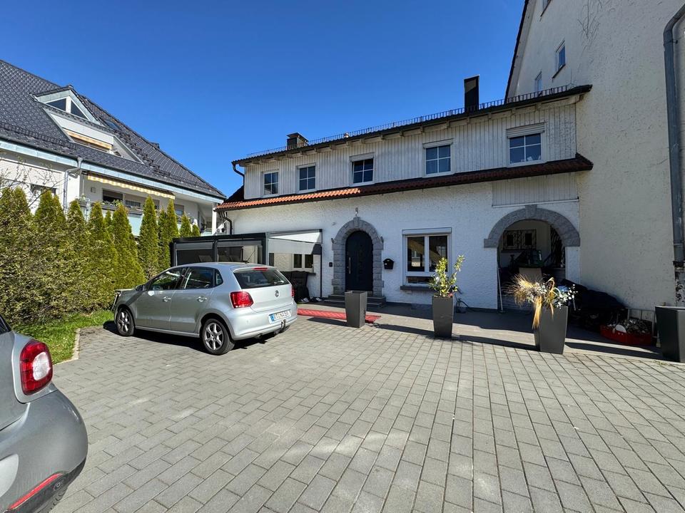 Thumbnail-Großes modernes Familienhaus mit großem Garten und 6 Stellplätzen
