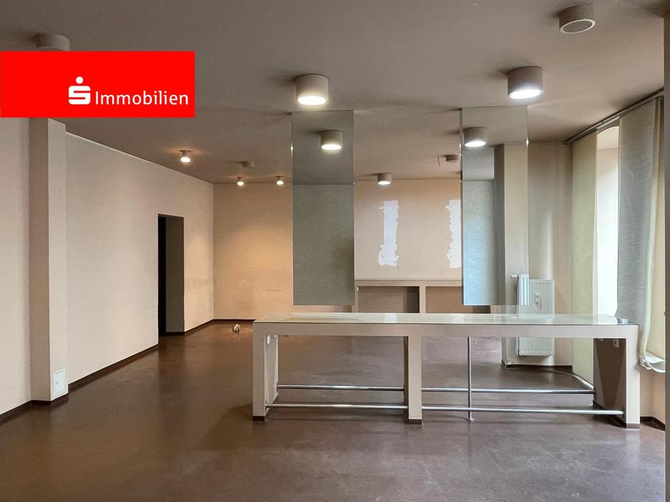 Thumbnail-Moderne Ladenfläche mit großer Schaufensterfläche im Stadtzentrum
