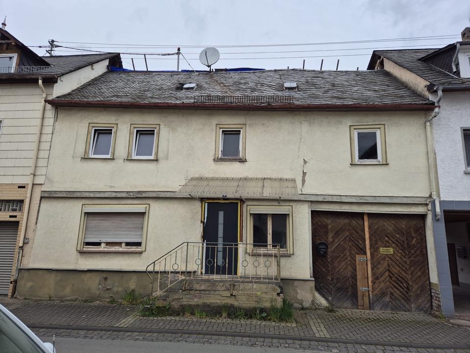 Thumbnail-Stark Sanierungsbedürftiges Haus mit Scheune Mischgebiet Gewerbe