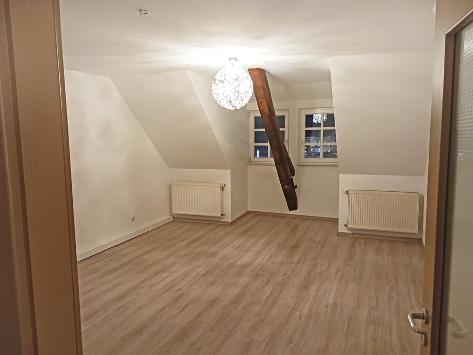 Thumbnail-Großzügige und helle 2 Zimmer-Dachgeschosswohnung mit Einbauküche und PKW-Stellplatz im Zentrum von Minden
