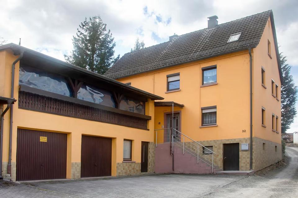 Thumbnail-Großzügiges Zweifamilienhaus mit Garten, Terrasse und Garage