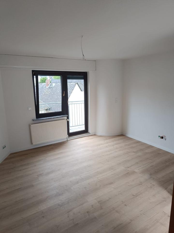 Thumbnail-Frisch renovierte 3-Zimmer-Wohnung mit 2 Balkonen in Eschhofen