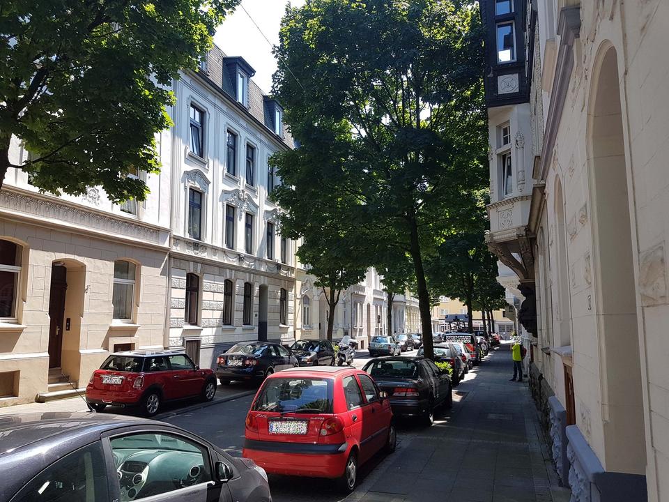 Thumbnail-3,5-Zimmer-Altbauwohnung (90m²) im denkmalgeschützten Gründerzeitensemble – ideal für Klinikpersonal