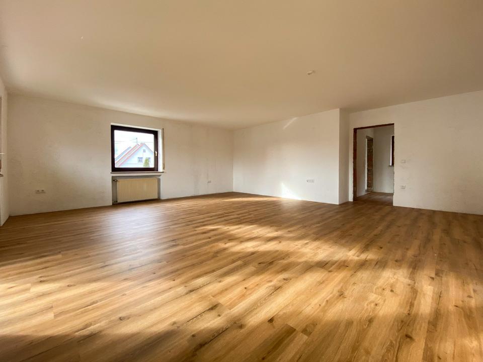 Thumbnail-Einzigartige 5-ZKB-Etagenwohnung mit Balkon & Garage zu vermieten