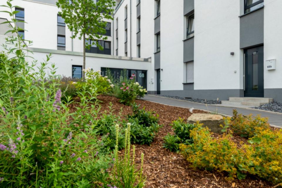 Thumbnail-Modernes 1-Raum-Apartment mit Terrasse – im Grünen