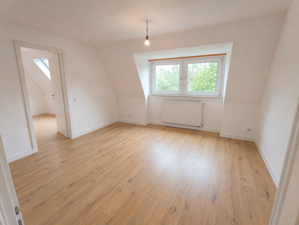 Thumbnail-**Frisch renoviert: Gemütliche DG-Wohnung mit modernem Tageslichtbad und eigenem Garten**