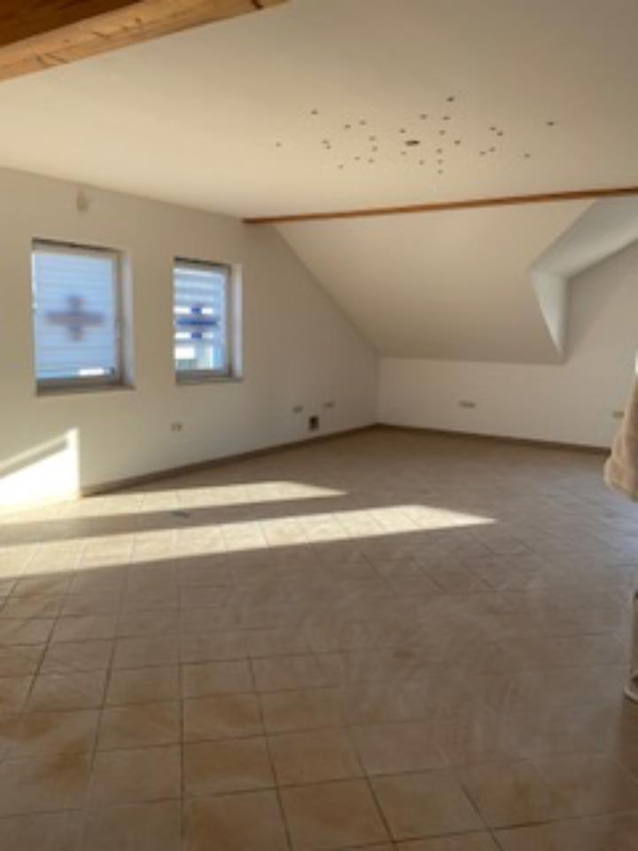 Thumbnail-Wohnung + Bürrorraum zu Vermieten in Weißenfels