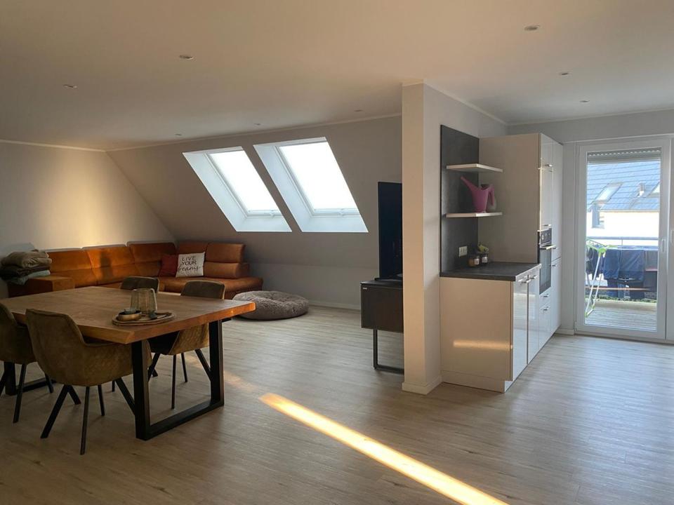 Thumbnail-Stilvolle 4-Zimmer-Dachgeschosswohnung mit Balkon & Einbauküche