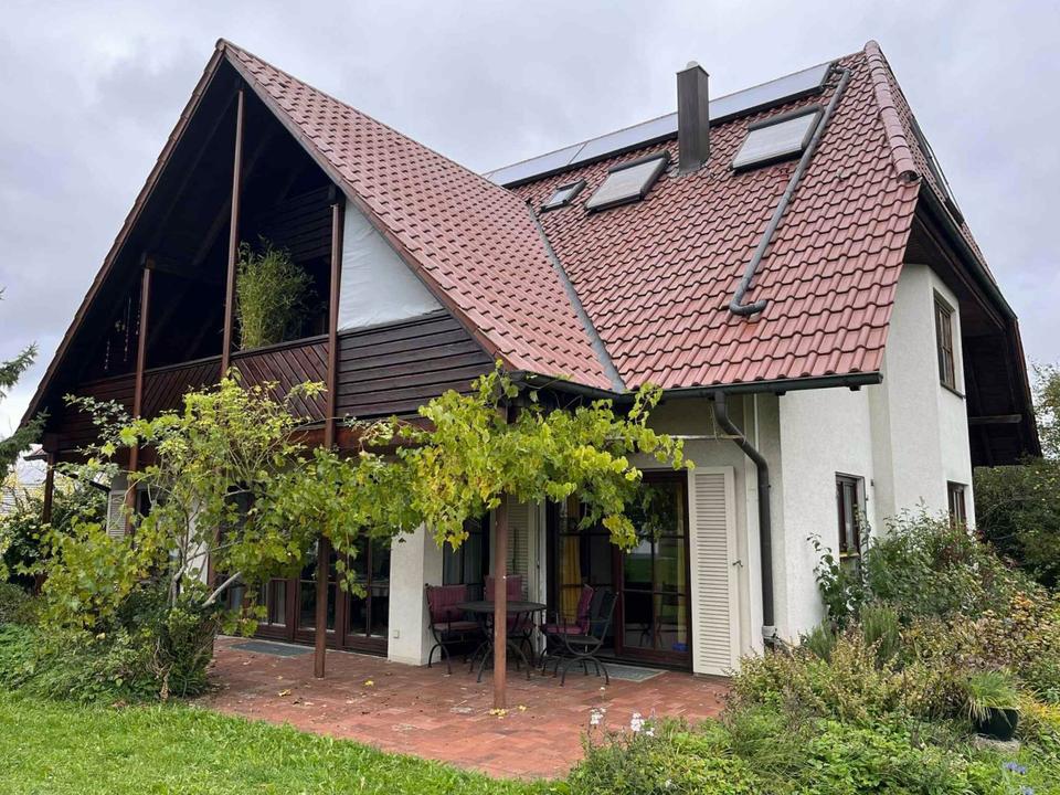 Thumbnail-Helle 123 m2 EG-Wohnung mit Kachelofen, Terrasse und Garage